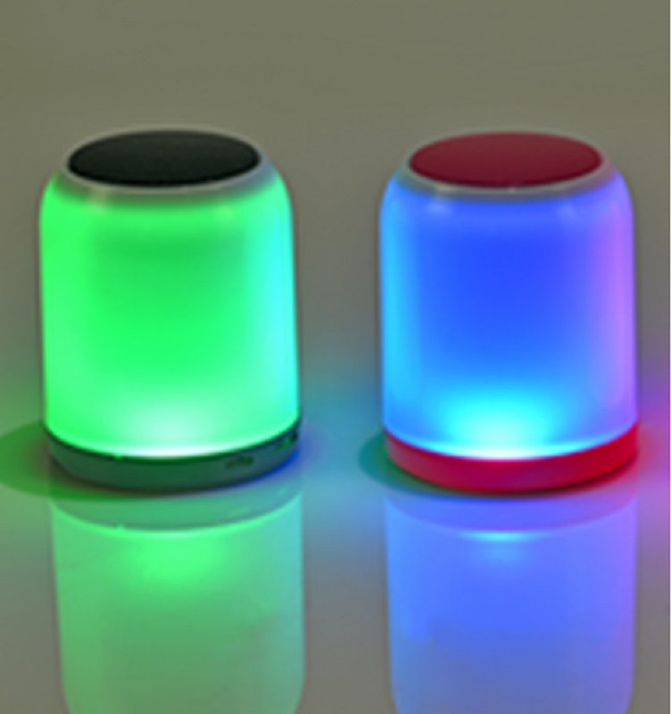 Compacte Bluetooth-luidspreker met kleurrijke lichten 100Hz-18kHz Frequency Response ondersteunt Bluetooth TF tot 32GB FM 52mm Driver
