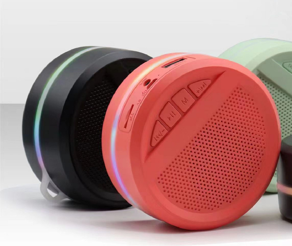 Deze Bluetooth-luidspreker ondersteunt Bluetooth, AUX, TF-kaart, FM-radio; 40mm luidspreker, draagbare, 300mAh batterij, USB oplaadbaar, AUX-IN bedrade verbinding.