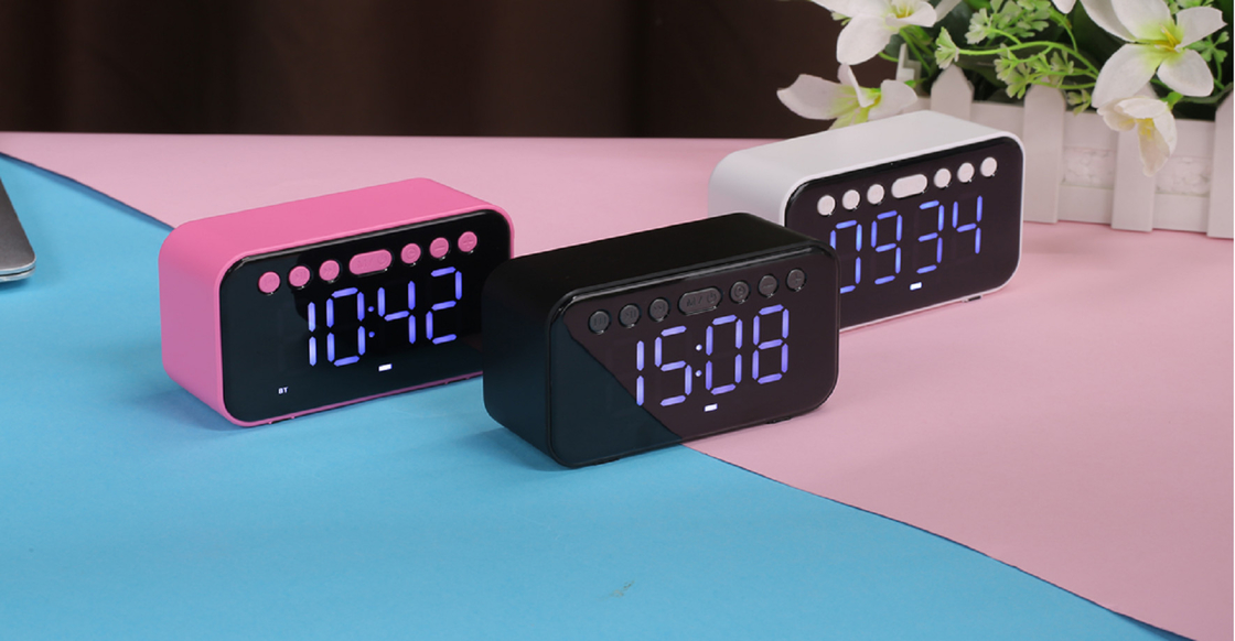 Deze Bluetooth-luidspreker ondersteunt Bluetooth, AUX, TF-kaart, USB FM radio. Ingebouwde 500mAh batterij, USB-opladen. 52mm luidspreker, 32GB TF-kaart uitbreiding.
