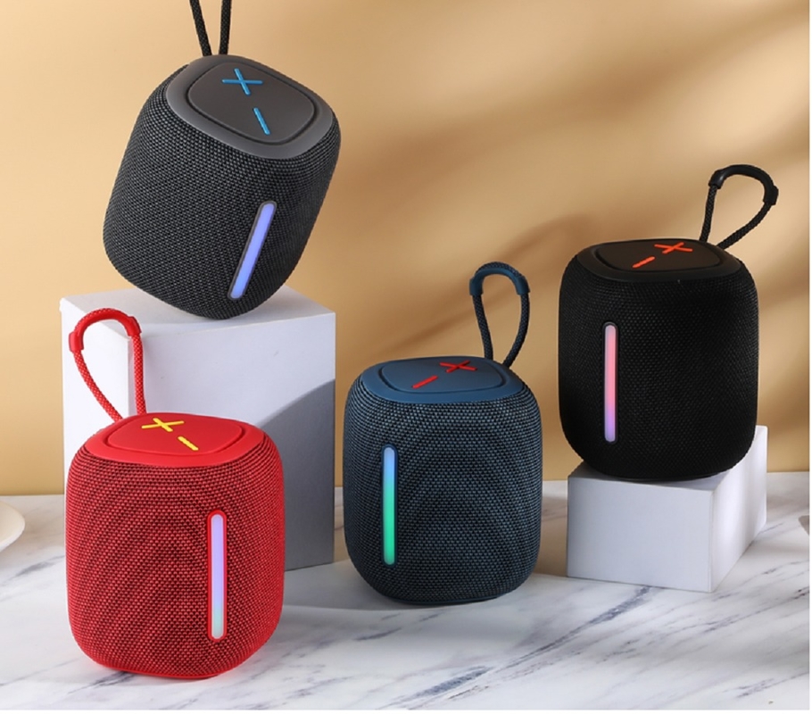 Draagbare IPX4 Waterdichte Bluetooth-luidspreker 1500mAh Batterij RGB-lichten Hanging Strap AUX/TF/FM/USB Afspelen